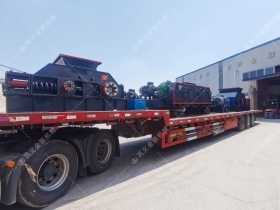 1200*1200雙齒輥破碎機(jī)，兩臺(tái)900*900軌道移動(dòng)雙齒輥破碎機(jī)發(fā)往云南